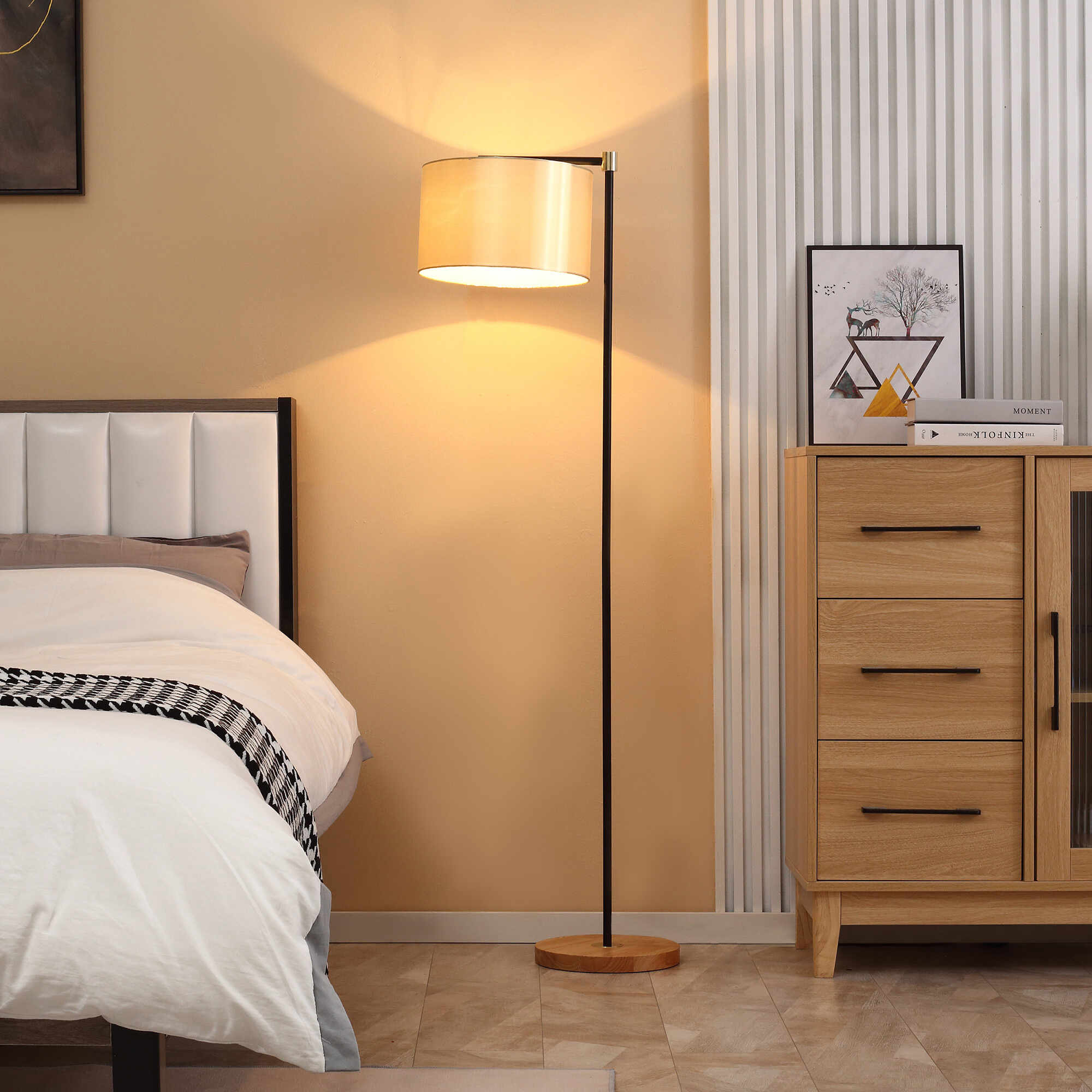 HOMCOM Lampă de podea de design cu abajur din material textil și bază din lemn pentru camera de zi și dormitor, negru, auriu.